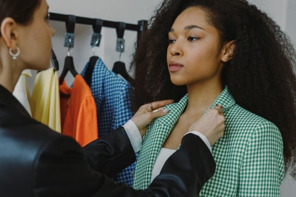 Wie kann man mit limitierter Garderobe stilvolle Outfits kreieren?