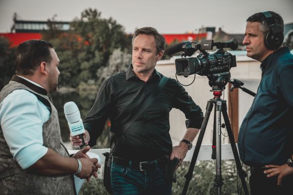 Welche Maßnahmen fördern die Medienvielfalt in Deutschland?