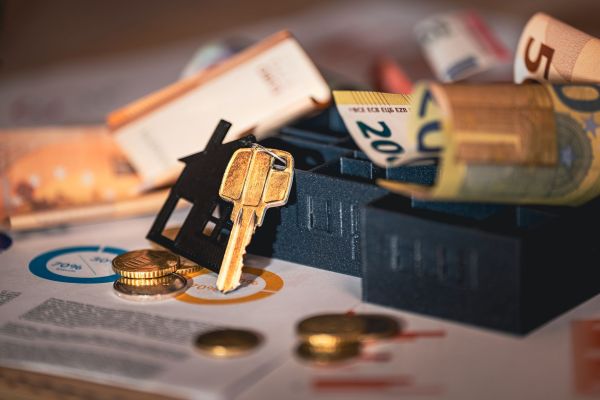 Wie kann man in Immobilien investieren um passives Einkommen zu generieren?